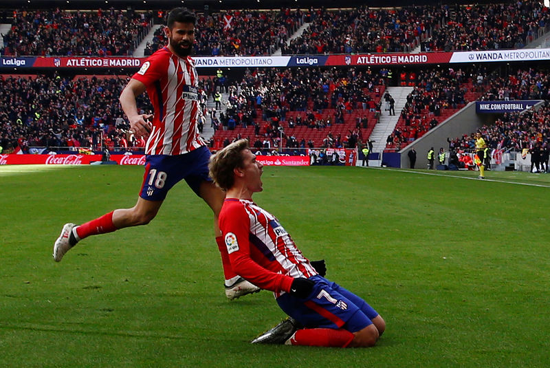 © Reuters. Costa insta a Griezmann a quedarse en el Atlético