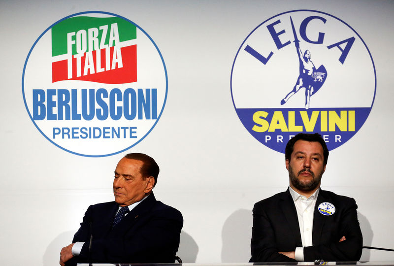 © Reuters. Il leader di Forza Italia Silvio Berlusconi (S) e il segretario della Lega Matteo Salvini