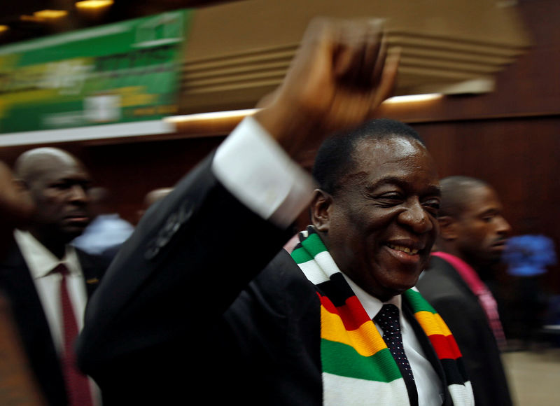 © Reuters. Zimbabwean President Emmerson Mnangagwa greets supporters of his ruling ZANU–PF party at a rally in Harare