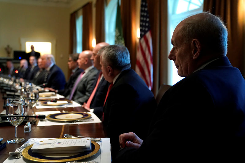 © Reuters. White House Chief of Staff John Kelly sits at the end of the table as U.S. President Donald Trump and Saudi Arabia's Crown Prince Mohammed bin Salman sit down to a working lunch with their delegations at the White House in Washington