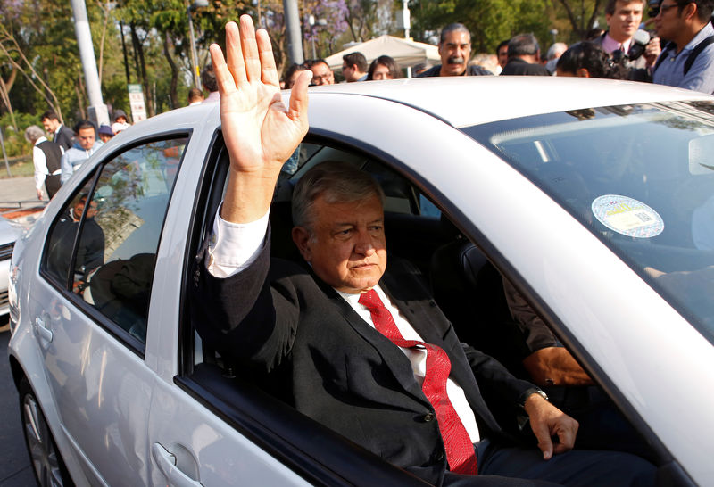 © Reuters. Leftist front-runner Lopez Obrador waves to supporters after a floral tribute to mark the 212th anniversary of the birth of president Benito Juarez in Mexico City