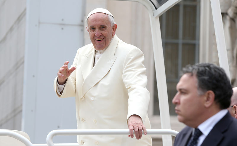 © Reuters. Pope Francis waves as he leaves the Wednesday general audience in Saint Peter's square at the Vatican