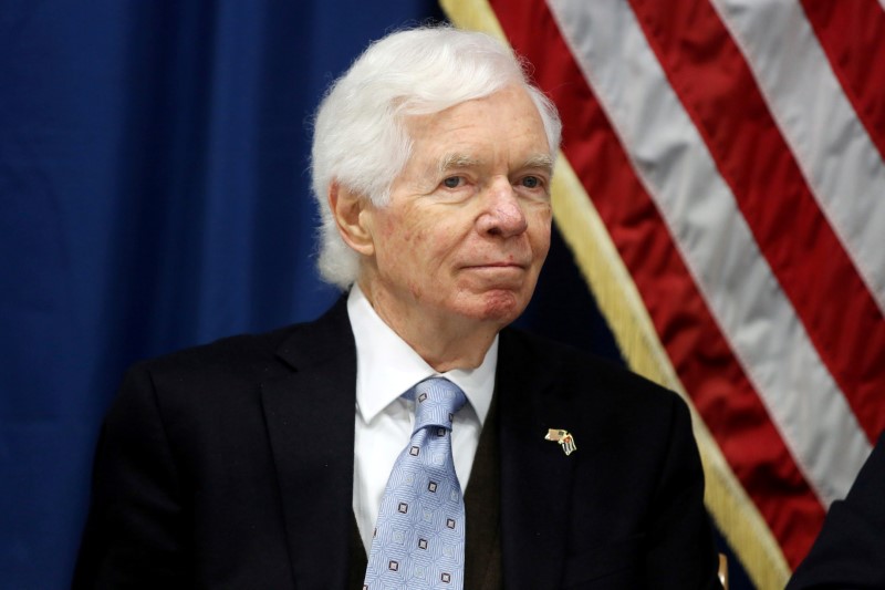 © Reuters. FILE PHOTO: U.S. Senator Thad Cochran takes part in a news conference at the U.S. Embassy in Havana, Cuba