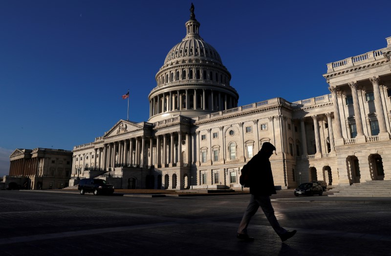 © Reuters. FILE PHOTO: People walk by the U.S. Capitol building in Washington
