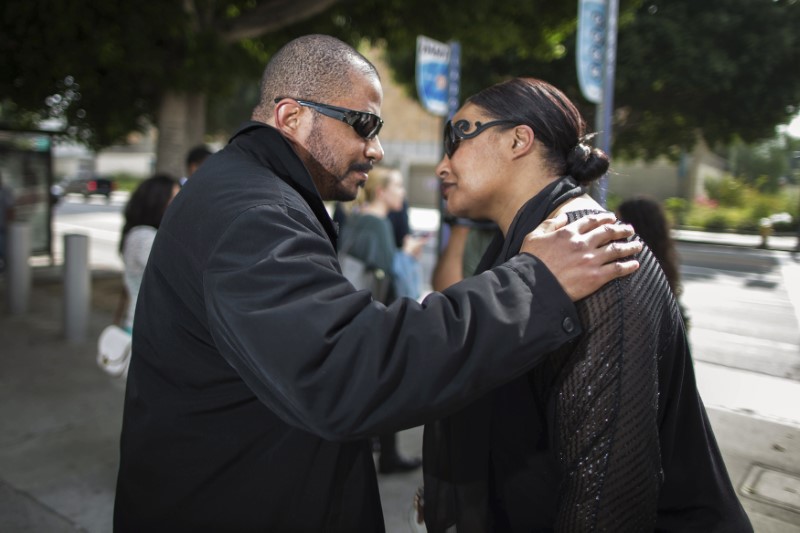 © Reuters. Nona Gaye e Marvin Gaye III, filhos de Marvin Gaye, deixam tribunal em Los Angeles