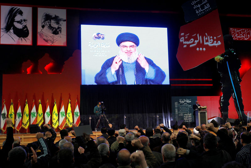 © Reuters. FILE PHOTO: Lebanon's Hezbollah leader Sayyed Hassan Nasrallah is seen on a video screen as he addresses his supporters in Beirut