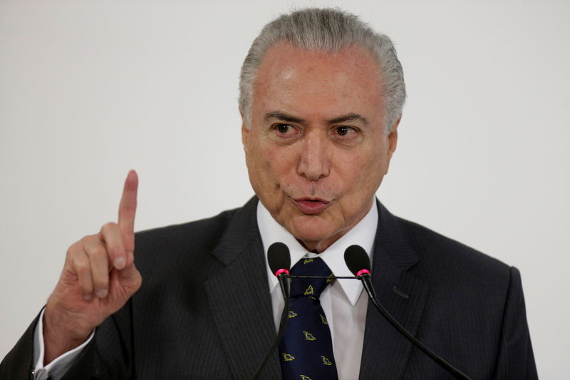 © Reuters. Brazil's President Michel Temer gestures during a ceremony to announce the resumption of works of urban mobility in the city of Goiania, at the Planalto Palace in Brasilia
