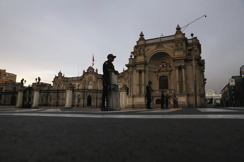 © Reuters. Peruvian police guard in front of the Government Palace after Peru's President Pedro Pablo Kuczynski offered to resign in Lima