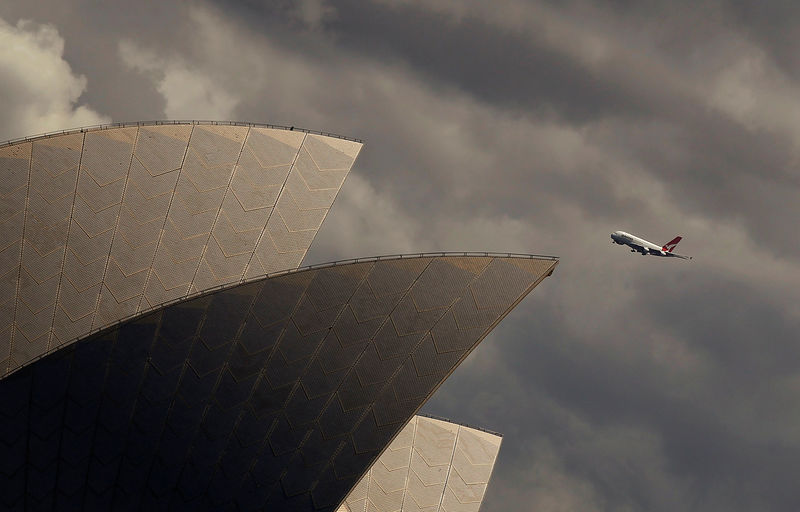 © Reuters. FILE PHOTO - A Qantas A-380 plane flies past the Sydney Opera house in central Sydney