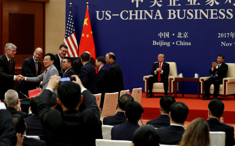© Reuters. FILE PHOTO: China's President Xi Jinping and U.S. President Donald Trump witness U.S. and Chinese business leaders signing trade deals at the Great Hall of the People in Beijing