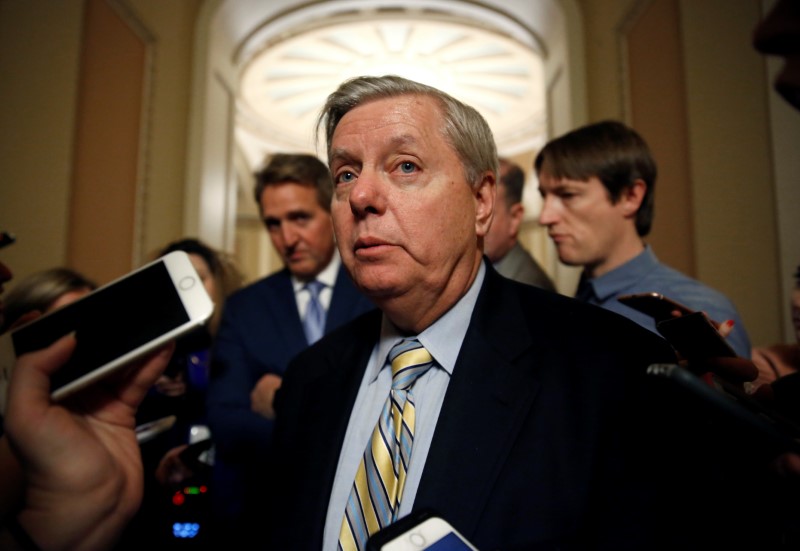 © Reuters. Senator Lindsey Graham (R-SC) speaks to reporters as he attempts to end a shut down of the federal government in Washington