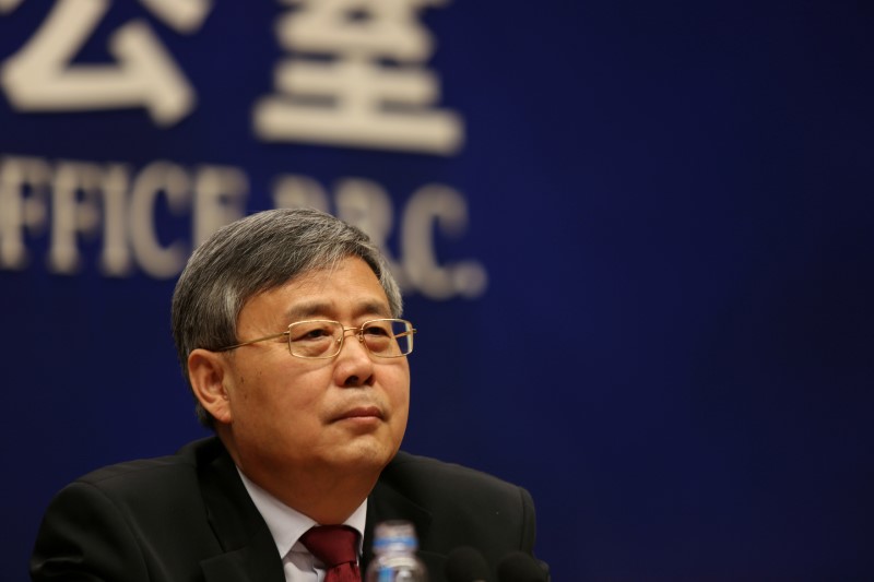 © Reuters. FILE PHOTO: Guo Shuqing, China's newly appointed banking regulator, attends a news conference ahead of China's parliament in Beijing