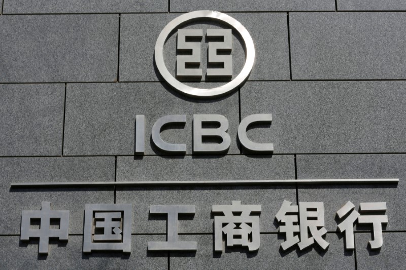 © Reuters. FILE PHOTO -  Industrial and Commercial Bank of China Ltd (ICBC)'s logo is seen at its headquarters in Beijing