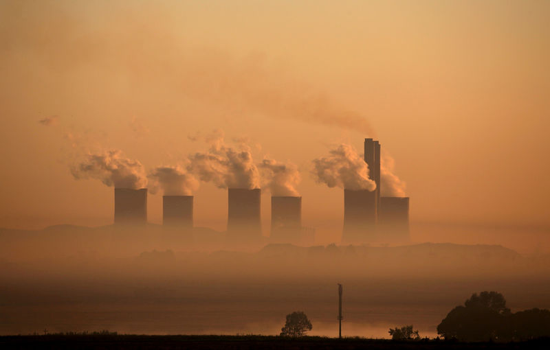 © Reuters. FILE PHOTO: Steam rises at sunrise from the  Lethabo Power Station, a coal-fired power station owned by state power utility ESKOM near Sasolburg