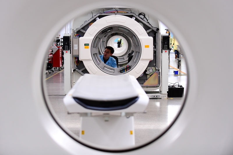 © Reuters. Científicos desarrollan un escáner cerebral que se puede usar como casco