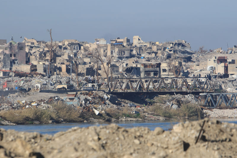 © Reuters. مشاهد مروعة للحياة في ظل الدولة الإسلامية تطارد العائدين إلى الموصل