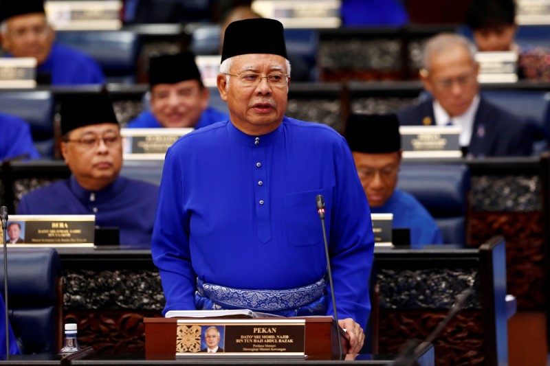 © Reuters. Malaysia's PM Najib Razak presents the 2018 budget at the parliament house in Kuala Lumpur
