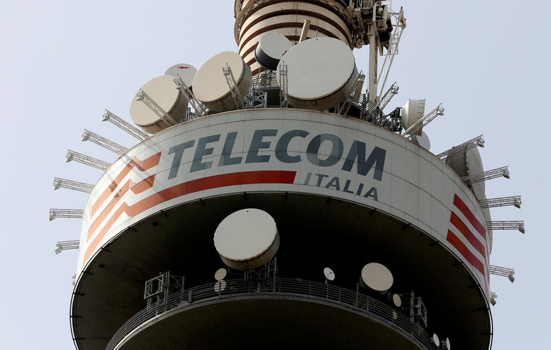 © Reuters. FILE PHOTO: Telecom Italia tower in Rome
