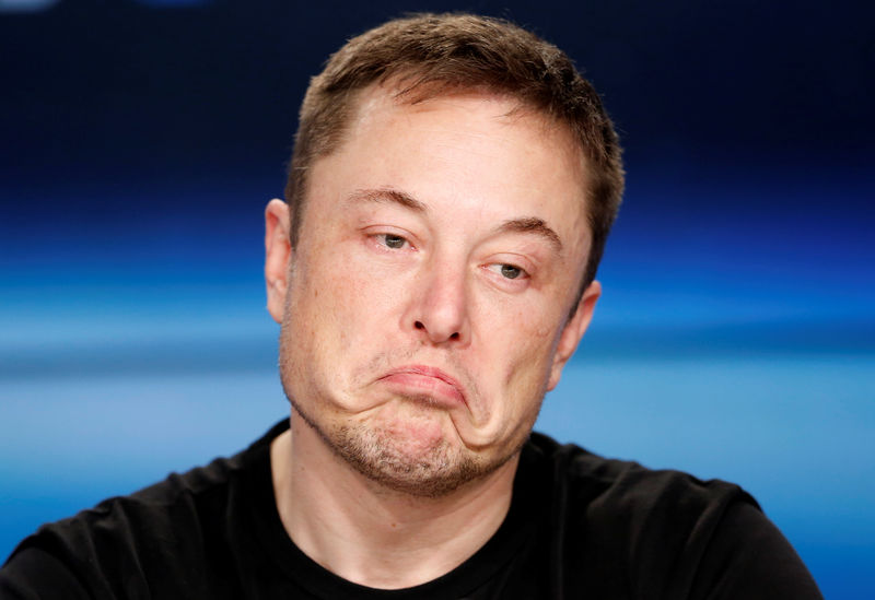 © Reuters. FILE PHOTO: SpaceX founder Musk at a press conference following the first launch of a SpaceX Falcon Heavy rocket in Cape Canaveral