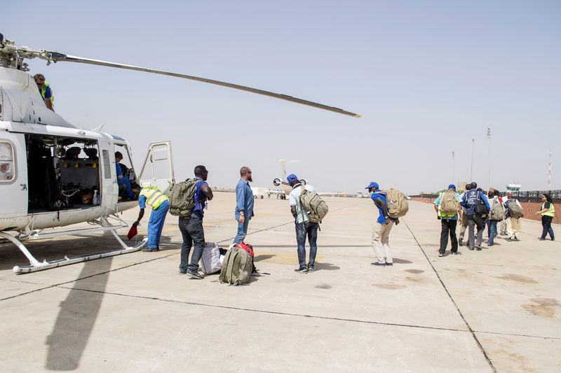 © Reuters. FILE PHOTO: UNHAS members assist with the relocation of aid workers after an attack in the town of Rann, at Maiduguri Airport