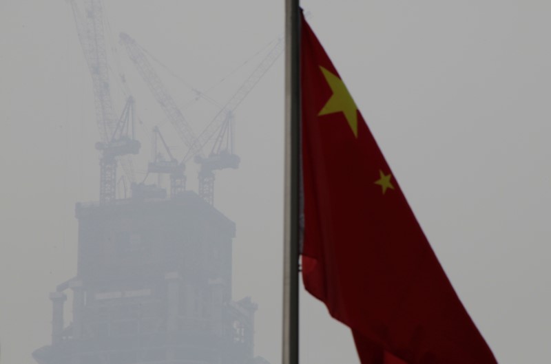 © Reuters. Bandeira da China é vista perto de área de construção em Pequim