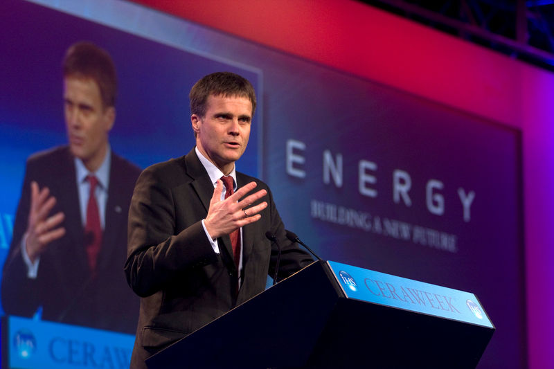 © Reuters. FILE PHOTO: Helge Lund speaks at an energy conference during his time as Statoil CEO