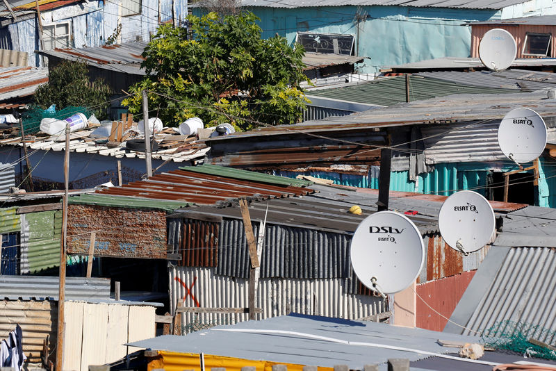 © Reuters. FILE PHOTO: Satellite dishes connect township residents to South Africa's DSTV television network, owned by telecommunications giant Naspers in Khayelitsha township