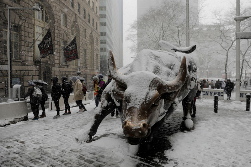 © Reuters. Escultura de touro coberta de neve em Nova York