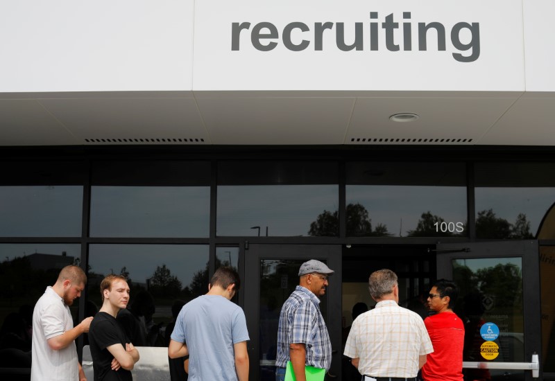 © Reuters. Job seekers line up to apply during "Amazon Jobs Day" at the Amazon.com Fulfillment Center in Fall River