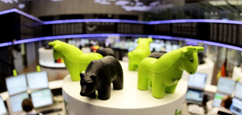 © Reuters. Bull and a bear styrofoam figurines are pictured at the trading floor of Frankfurt's stock exchange in a wide-angle picture taken during morning trading session