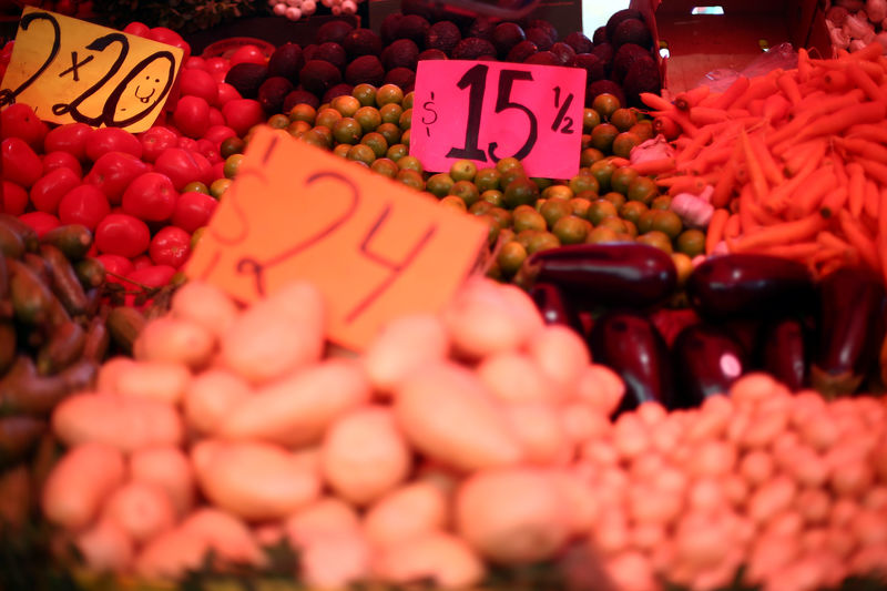 © Reuters. Prices of vegetables are displayed at a store in Mexico City