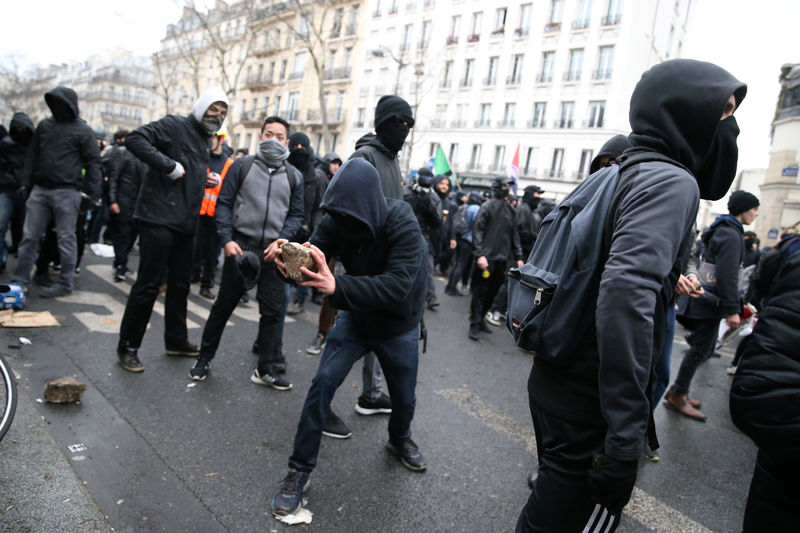 © Reuters. شرطة فرنسا تطلق الغاز المسيل للدموع في احتجاجات وإضرابات ضد ماكرون