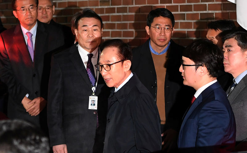 © Reuters. Former South Korean president Lee Myung-bak gets in a car as he is transferred to a detention centre, at his residence in Seoul