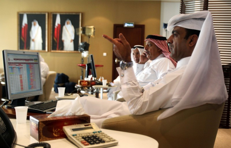 © Reuters. أداء متباين لبورصات الخليج.. دبي تغلق عند أدنى مستوى في عامين والسعودية تواصل الصعود