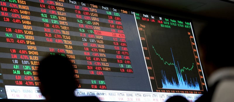 © Reuters. Operadores olhando para quadro eletrônico das flutuações do mercados na Bovespa, no centro de São Paulo, Brasil