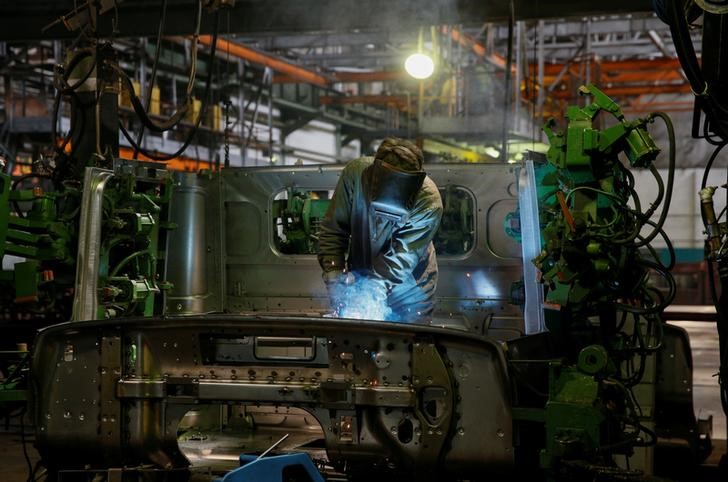 © Reuters. Рабочий на Кременчугском автомобильном заводе (АвтоКрАЗ)