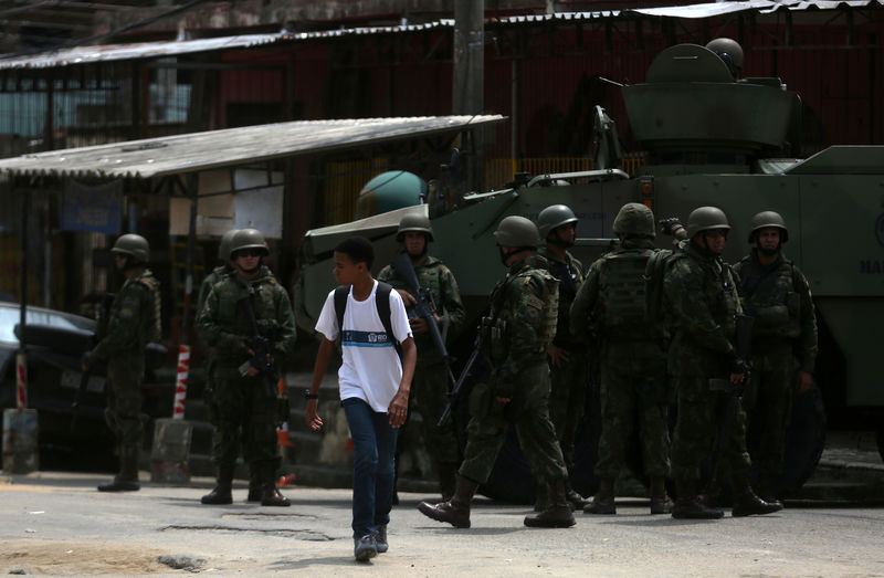 © Reuters. Forças armadas em operação no Rio de Janeiro