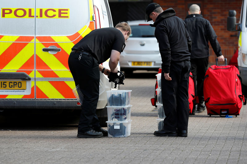 © Reuters. Policiais inspecionam local de ataque a Sergei Skripal em Salisbury