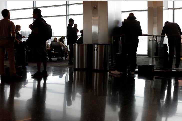 © Reuters. Passengers wait to board  their flight at San Diego