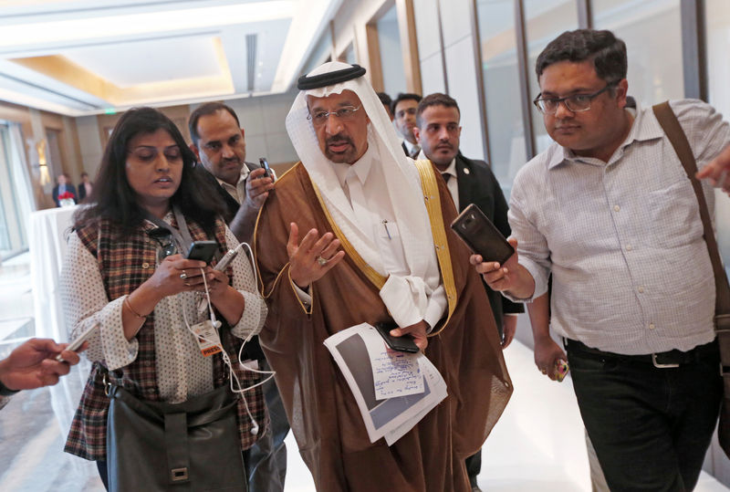 © Reuters. Saudi Arabia's Energy Minister Khalid al-Falih (C) talks to the media as he leaves after a meeting in New Delhi