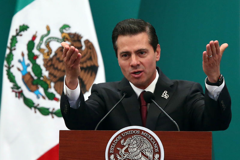© Reuters. Mexico's President Enrique Pena Nieto gestures as he delivers a speech during the 80th anniversary of the expropriation of Mexico's oil industry in Mexico City