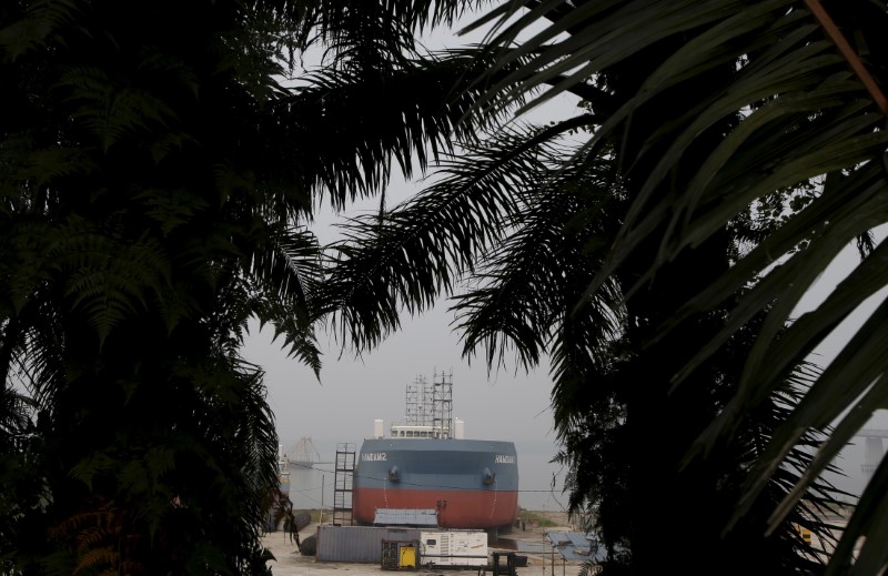 © Reuters. A small oil tanker is laid up at a shipyard along the Johor River in Malaysia's southern state of Johor