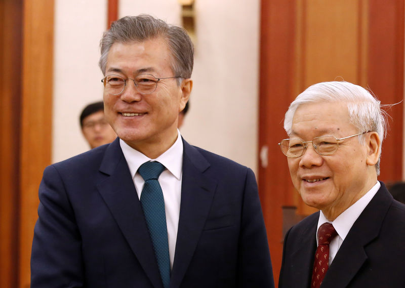 © Reuters. South Korea's President Moon meets VietnamÕs Communist Party chief Trong at the PartyÕs head office in Hanoi,