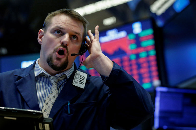 © Reuters. Трейдер во время торгов на Нью-Йоркской фондовой бирже