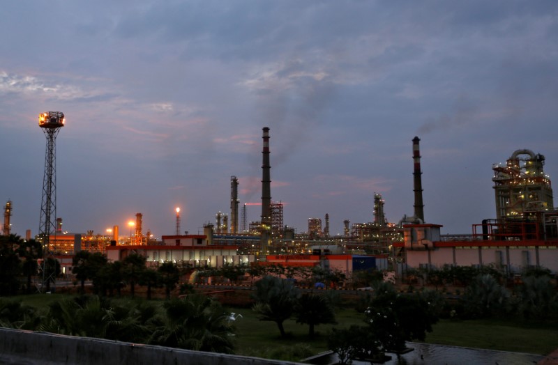 © Reuters. أسعار النفط ترتفع مع إعلان السعودية احتمال استمرار قيود الإنتاج حتى 2019