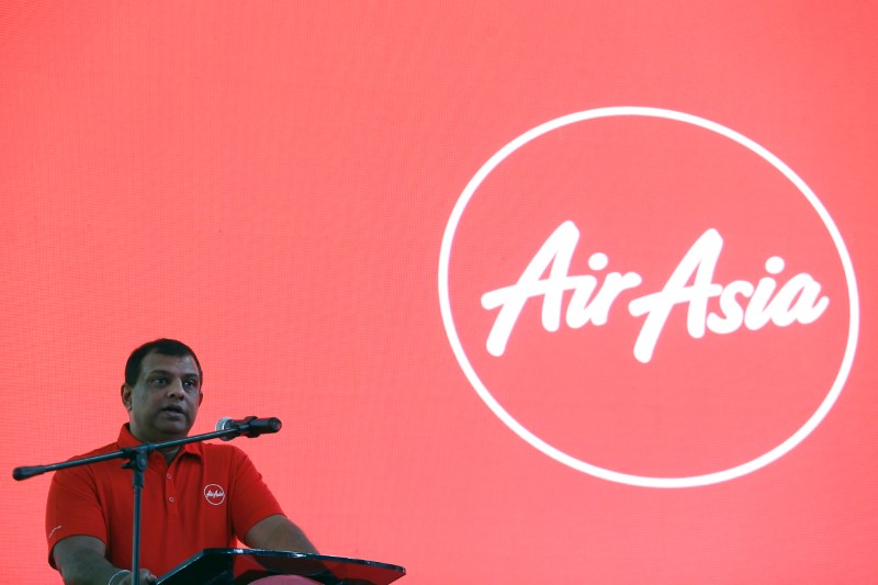 © Reuters. AirAsia Group CEO Fernandes speaks during a news conference at AirAsia headquarters in Sepang