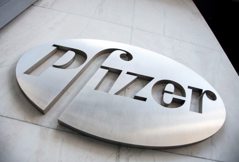 © Reuters. FILE PHOTO: The Pfizer logo at their world headquarters in New York