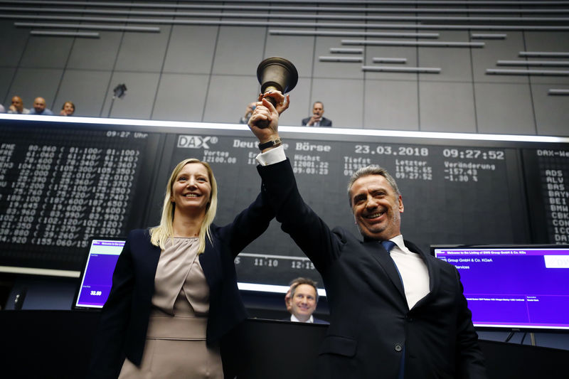 © Reuters. Nicolas Moreau, CEO of Deutsche Bank's asset management unit DWS, and Claire Peel, CFO of DWS, ring the bell to start the share trade for the first time after its IPO on the Frankfurt Stock Exchange