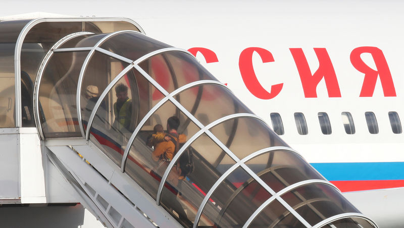 © Reuters. Высланные российские дипломаты и их семьи в аэропорту Станстед