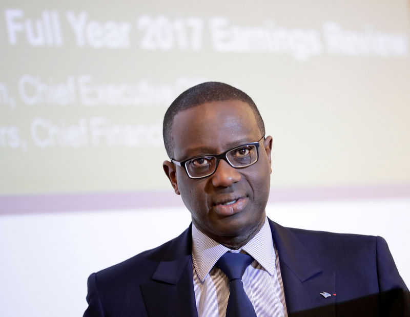 © Reuters. FILE PHOTO: CEO Thiam of Swiss bank Credit Suisse awaits a news conference to present full-year results in Zurich